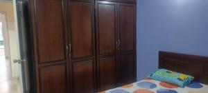 um quarto com armários de madeira e uma cama com uma almofada em Hudson New York Amazing villa 1 em Bangalore