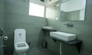 A bathroom at THE CONIFER