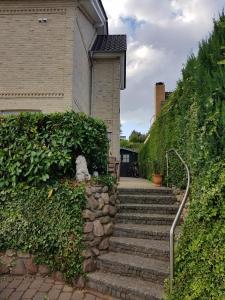 un escalier en face d'un bâtiment dans l'établissement Haus Sonne _ Meer, à Sierksdorf