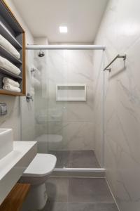 een badkamer met een glazen douche en een toilet bij Arpoador Design - Quadra da Praia e WIFI 500Mb in Rio de Janeiro +40 foto's