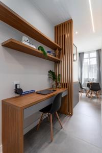 een houten bureau in een kamer met een stoel bij Arpoador Design - Quadra da Praia e WIFI 500Mb in Rio de Janeiro