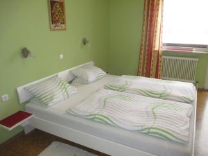 Una cama o camas en una habitación de Haus Birgit