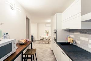 Virtuve vai virtuves zona naktsmītnē Appartamento Confort 5 minuti dalla Stazione e 45 da Roma