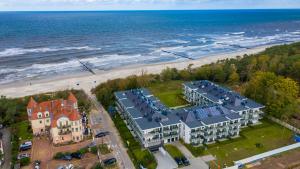 an aerial view of a hotel and the beach at Rezydencja Niechorze 125 z ogródkiem i przy plaży - 5D Apartamenty in Niechorze