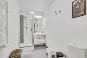 ein weißes Bad mit einem WC und einem Waschbecken in der Unterkunft Chic studio Appartment in Rosny-sous-Bois