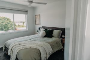 - une chambre avec un lit et une fenêtre dans l'établissement The Sage Cottage - Explore Bendigo CBD on foot!, à Bendigo