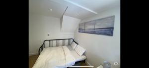 Ένα ή περισσότερα κρεβάτια σε δωμάτιο στο Lovely one bedroom flat in Hendon