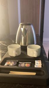 - Hervidor de té y 2 tazas en una estufa en Cevvo Hotel, en Estambul