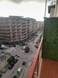 una strada cittadina con auto parcheggiate in un parcheggio di MOM'S HOUSE VOMERO a Napoli