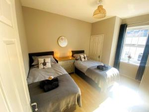 1 dormitorio con 2 camas y ventana en City Centre Riverside Apartment en Winchester