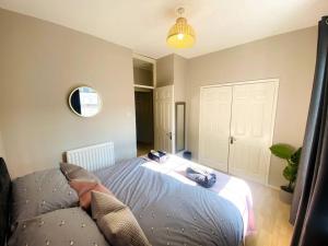 a bedroom with a bed and a couch in it at City Centre Riverside Apartment in Winchester