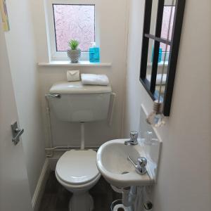 A bathroom at Central 6Bed Retreat - Your Perfect Coventry Holiday Home Away