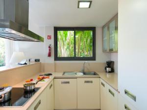 cocina con fregadero y ventana en Birdie 13 by VillaGranCanaria, en La Playa de Arguineguín