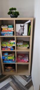 a book shelf with books and a picture of a dog at Ferienhaus an See in Nohfelden