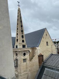 パリにあるIle Saint Louisの建物の上に立つ教会