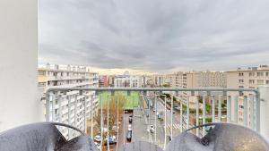 維勒班的住宿－Appartement PLEIN-CIEL，阳台享有城市街道的景致。