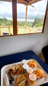un vassoio di cibo con panini e altri cibi su un tavolo di El Mirador de Juan a Guasca Altre 34 foto