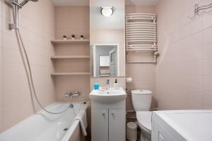 Koupelna v ubytování 9th Floor City View Apartment by BookingHost + 17 fotografií