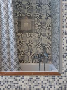 uma casa de banho com uma banheira e um espelho. em Loft Rossetti em Trieste
