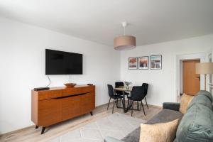 TV a/nebo společenská místnost v ubytování 9th Floor City View Apartment by BookingHost