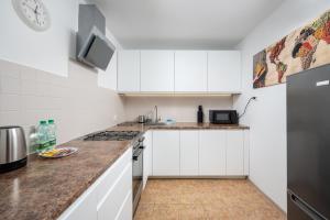 Kuchyň nebo kuchyňský kout v ubytování 9th Floor City View Apartment by BookingHost