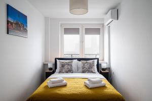 Postel nebo postele na pokoji v ubytování 9th Floor City View Apartment by BookingHost