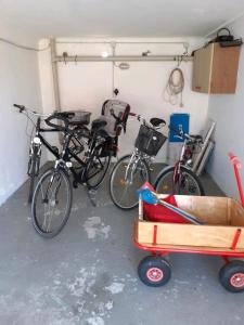 een groep fietsen geparkeerd in een garage bij schöne Ferienwohnung in Friedrichskoog-Spitze in Friedrichskoog-Spitz