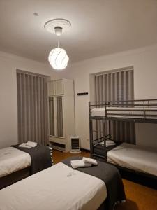 sypialnia z 2 łóżkami piętrowymi i lampką w obiekcie Zuni Guest House w Lizbonie