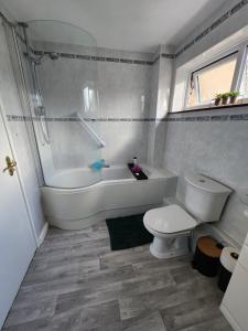 IfieldにあるTwin Room in Crawley,Gatwick,West Sussexの浴槽とトイレのある白いバスルーム