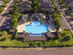 una vista aérea de una villa con piscina en DreamVilla Richmond Estates en Priory