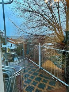 een balkon met een tafel en stoelen en een hek bij An der Linde in Kall