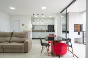 Kuchyň nebo kuchyňský kout v ubytování Belo apto com churrasqueira 100m da praia BLN0802