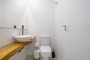 Koupelna v ubytování Belo apto com churrasqueira 100m da praia BLN0802 + 25 fotografií