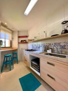 eine Küche mit Spüle und Herd oberen Backofen in der Unterkunft Loft Condado Sahy - Mangaratiba in Mangaratiba + 5 Fotos