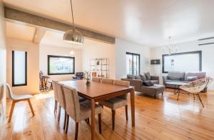 Un comedor y una sala de estar con mesa y sillas. en Azores Top House // Luxury and New House, en Ponta Delgada