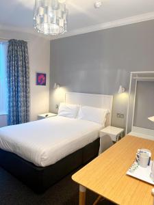 Postel nebo postele na pokoji v ubytování Legends Hotel