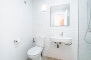 Łazienka w obiekcie Alteanos 16-2 Apartment Levante Beach