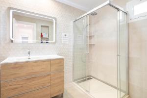 łazienka z prysznicem i umywalką w obiekcie Alteanos 16-2 Apartment Levante Beach w mieście Benidorm