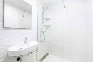 Łazienka w obiekcie Alteanos 16-2 Apartment Levante Beach