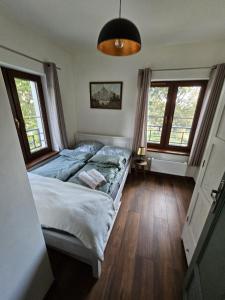 Postel nebo postele na pokoji v ubytování Green Park Resort A8 - Apartament Waloński - z dostępem do basenu, sauny, jacuzzi, siłowni - Widok z 3 stron budynku + 32 fotografií