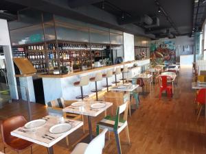 un restaurant avec des tables et des chaises ainsi qu'un bar dans l'établissement Internacional Design Hotel, à Lisbonne