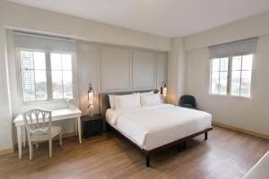 Java Paragon Hotel & Residences tesisinde bir odada yatak veya yataklar