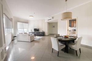 Java Paragon Hotel & Residences tesisinde bir oturma alanı