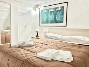 1 dormitorio con 1 cama con 2 toallas en Antico Borgo en Gaeta