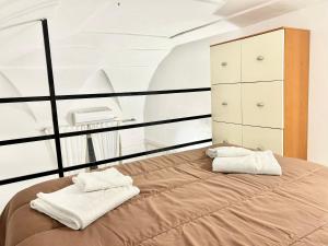 1 dormitorio con 1 cama con 2 toallas en Antico Borgo, en Gaeta