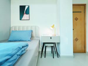 Tempat tidur dalam kamar di Student Accommodation - 26 Man Yuen Street