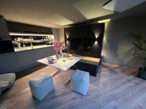 Nhà bếp/bếp nhỏ tại Contemporary Annex +2 ảnh