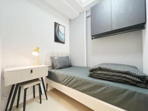 Tempat tidur dalam kamar di Student Accommodation - 26 Man Yuen Street