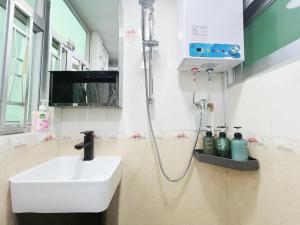 Kamar mandi di Student Accommodation - 26 Man Yuen Street