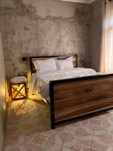 阿魯沙的住宿－City Retreat 8-8，一间卧室配有一张木架床